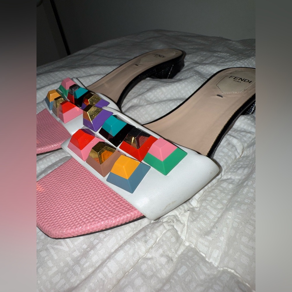 •Sandalias Fendi talla 37 1/2 / precio en tienda más de $600